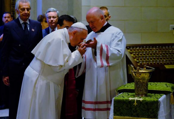 Pope kisses the crucifix upon entering St. Patrick's Cathedral